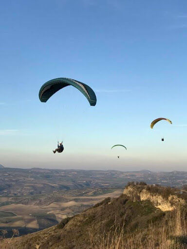Paragliders students soaring