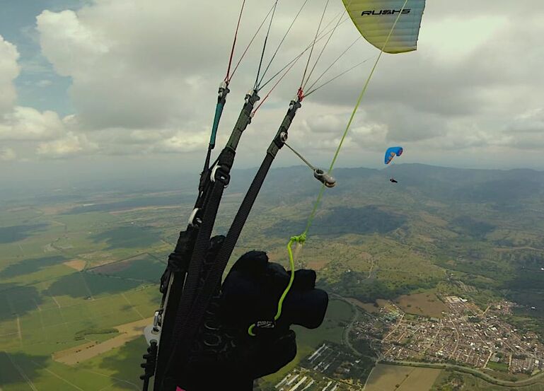 Wingtip to wingtip in Colombai with flyspain