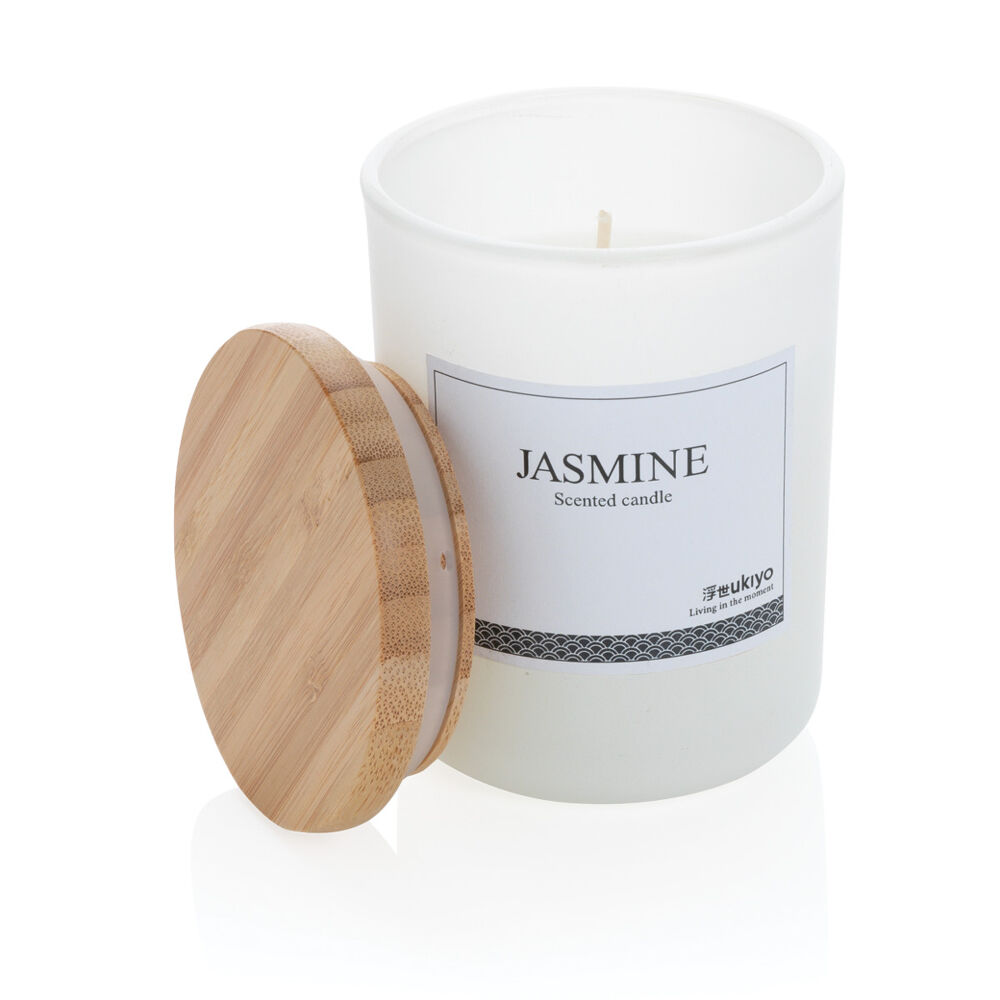 Scented candle with bamboo lid